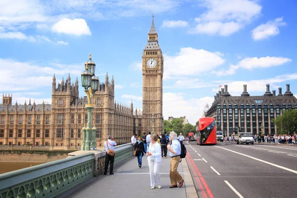 London Wielka Brytania Lipca 2016 Ludzie Chodzą Westminster Bridge Londynie — Zdjęcie stockowe