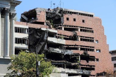 Belgrade, Sırbistan - 15 Ağustos 2012: Savaş imha Belgrad, Sırbistan için. Savunma bina Yugoslav Bakanlığı bombalandı ve 1999 yılında Nato koalisyon kuvvetleri tarafından zarar görmüş..