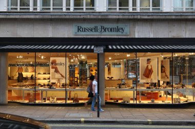 Londra, İngiltere - 6 Temmuz 2016: Russell ve Bromley moda mağaza yeni Bond Street Londra tarafından insanlar yürümek. Bond Street Londra'nın West End büyük bir alışveriş hedef olduğunu.