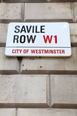 Londra, İngiltere - 6 Temmuz 2016: Londra'da Savile Row, sokak işareti. Savile Row Mayfair, geleneksel olarak terziler için bilinen bir sokakta olduğunu.