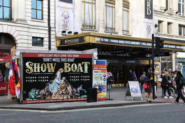 London Juli 2016 Menschen Spazieren Durch Das Dominion Theatre London — Stockfoto