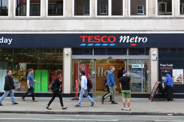 Londres Reino Unido Julho 2016 Pessoas Passam Pelo Supermercado Tesco — Fotografia de Stock