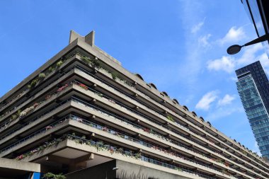 LONDON, UK - 6 Temmuz 2016: Barbican Emlak Londra 'da. Şiddet eğilimli konutlar 1960 'larda ve 70' lerde inşa edilmiş..