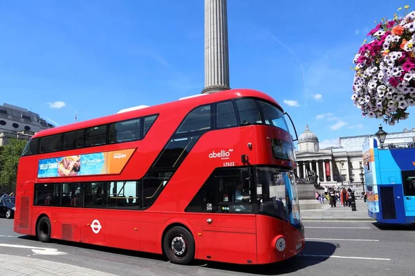 Londen Juli 2016 Mensen Rijden Nieuwe Routemaster Bus Trafalgar Square — Stockfoto