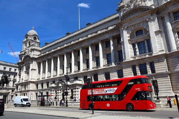 London Juli 2016 Man Fährt Mit Dem Neuen Routemaster Bus — Stockfoto