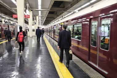Osaka, Japonya - 22 Kasım 2016: Yolcu Hankyu Umeda İstasyonu Japonya'nın Osaka, acele et. Hankyu Tren İstasyonu 1910 yılında açıldı.