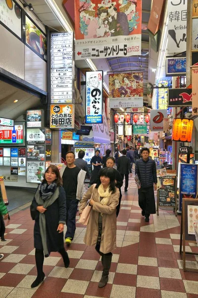 2016年11月22日大阪 東通商店街を訪れる人々 阪急東通り 阪急東通り は大阪市内の屋根付き商店街のネットワーク — ストック写真