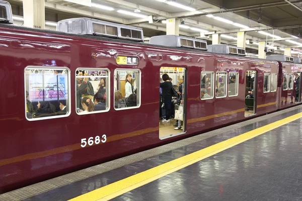 2016 乗客は大阪市の阪急梅田駅に急ぐ 1910 年に阪急電鉄の駅を開設 — ストック写真