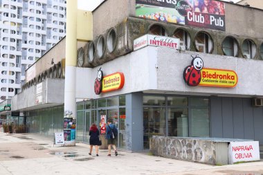 Wroclaw, Polonya - 11 Mayıs 2018: İnsanlar Biedronka süpermarket Wroclaw, Polonya ziyaret edin. Biedronka fazla 2700 mağazasıyla, Polonya'da en büyük perakende zincirleri biridir.