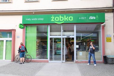 Wroclaw, Polonya - 11 Mayıs 2018: İnsanlar Zabka kolaylık mağaza Wroclaw, Polonya ziyaret edin. Zabka en çok tanınan Market Polonya, 5000 yerlerle markadır.