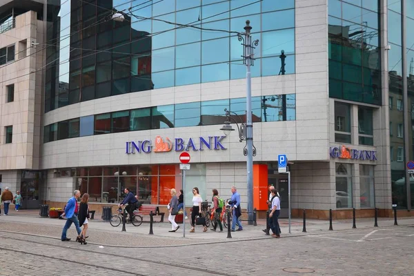 Wroclaw, Polonya - 11 Mayıs 2018: ING Bank şube Wroclaw, Polonya tarafından insanlar yürümek. 36 bankacılık şirket Polonya (2018 mevcut).