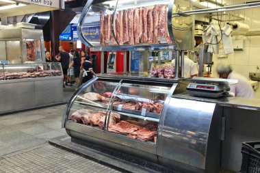 SAO PAULO, BRAZIL - 6 Ekim 2014: İnsanlar Sao Paulo 'daki belediye pazarını ziyaret ediyor. Piyasa 1933 yılında açıldı ve şu anda 290 tezgahında günde yaklaşık 350 ton gıda satıyor..