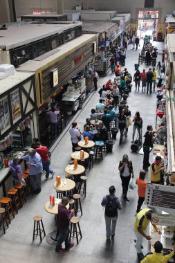 SAO PAULO, BRAZIL - 6 Ekim 2014: İnsanlar Sao Paulo 'daki belediye pazarını ziyaret ediyor. Piyasa 1933 yılında açıldı ve şu anda 290 tezgahında günde yaklaşık 350 ton gıda satıyor..