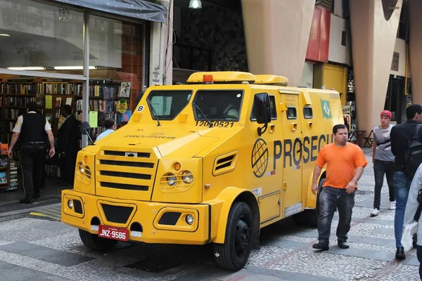 巴西圣保罗 2014年10月6日 安全工作者在巴西圣保罗的装甲车上从商店里捡到钱 在巴西 抢劫和其他暴力犯罪频繁发生 — 图库照片