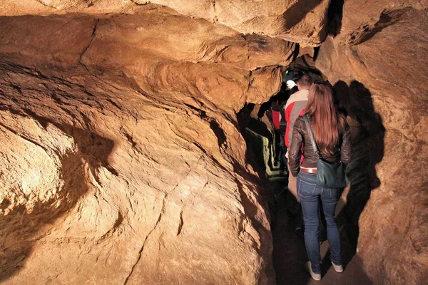 Budapest Hungria Junho 2014 Pessoas Visitam Caverna Szemlohegyi Budapeste Budapeste — Fotografia de Stock