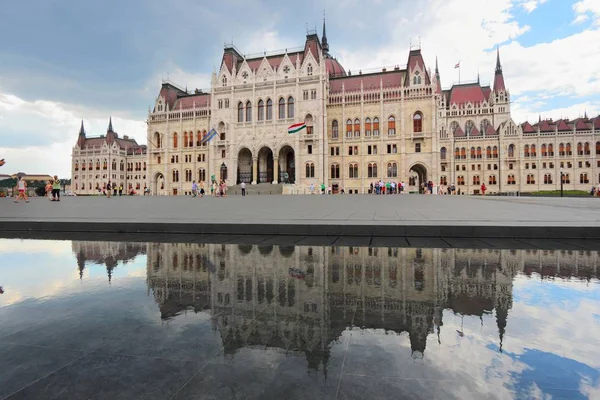 Budapest Hongarije Juni 2014 Mensen Bezoeken Parlement Boedapest Het Grootste — Stockfoto