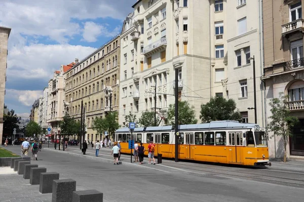 布达佩斯 匈牙利 2014 人们骑在布达佩斯的橙色电车 Bkk 公共交通系统服务 亿年度游乐设施 2011 年的一部分 — 图库照片