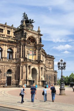 DRESDEN, GERMANY - 10 Mayıs 2018: Almanya 'nın en büyük 12. şehri olan Dresden' in Altstadt ilçesindeki Semperoper (Opera Evi) 'ni ziyaret edenler.