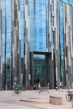 Leipzig, Almanya - 9 Mayıs 2018: Öğrenciler Augoustaion, Almanya'da Leipzig Üniversitesi bina ana tarafından yürümek. Üniversite 15 yüzyıldan beri var ve şu anda yaklaşık 30.000 öğrenci.