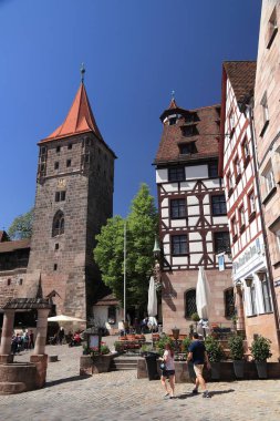 Nürnberg, Almanya - 7 Mayıs 2018: İnsanlar Old Town Nuremberg, Almanya ziyaret edin. Nürnberg orta Franconia içinde yer alır. Burada 511,628 insanlar yaşıyor.