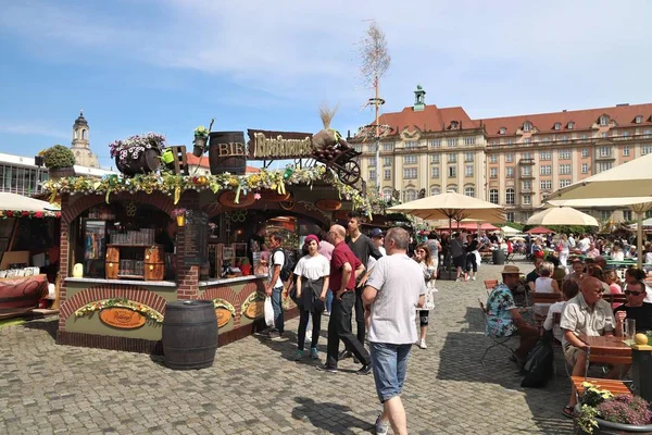 Dresden Alemanha Maio 2018 Pessoas Visitam Fruhjahrsmarkt Mercado Primavera Dresden — Fotografia de Stock