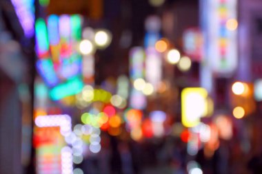 Neon şehir gece - Shinjuku ward, Tokyo. Bulanık şehir ışıkları defocused.