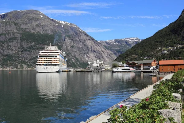 Norveç Yaz Cruise Gemi Eidfjord Şehirdeki — Stok fotoğraf