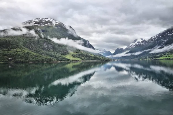 Spokojny Dramatyczny Krajobraz Norwegii Zachmurzony Widok Nordfjord Olden — Zdjęcie stockowe