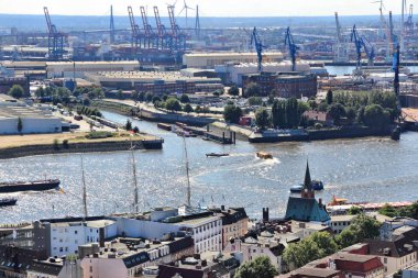 Hamburg, Almanya - 28 Ağustos 2014: Almanya Hamburg Liman hava görünümünü. Seaport şartları Teu işlem hacmi (2011) içinde dünyanın en yoğun 15 olduğunu. 1189 yılda açıldı.