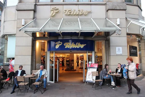 Гамбург Німеччина Серпня 2014 Року Люди Відвідують Магазин Tchibo Кафе — стокове фото