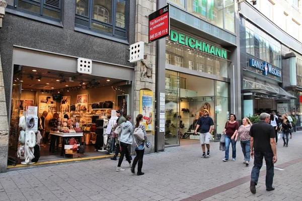 德国汉堡 2014年8月28日 人们参观汉堡 Spitallerstrasse 街的时装店 行人专用 Spitallerstrasse 是德国最受欢迎的购物街之一 — 图库照片