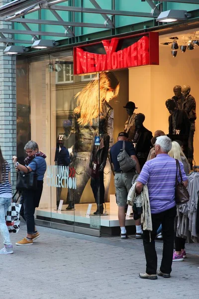 Hamburg Germany August 2014 People Visit Newyorker Spitallerstrasse Hamburg Newyorker — Stock Photo, Image