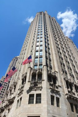 Chicago, ABD - 27 Haziran 2013: Chicago 'daki Tribune Tower neo-gotik gökdeleni. 462 feet (141 m) yüksekliğindedir ve Michigan-Wacker Tarihi Bölgesi 'nin bir parçasıdır..
