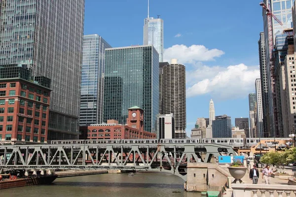 シカゴ アメリカ合衆国 2013 シカゴ川とダウンタウンのスカイラインの眺め シカゴは最も人口の多い第 回私たち 270 万住民 870 万の都市部と都市 — ストック写真