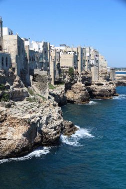 İtalya - Karabasan Polignano. Kayalıklardaki Eski Şehir.
