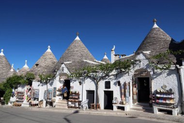 ALBEROBELLO, İtalya - 29 Mayıs 2017: insanlar Alberobello, İtalya 'yı ziyaret ediyor. Alberobello ve Trulli evleri UNESCO 'nun Dünya Mirası Alanıdır.
