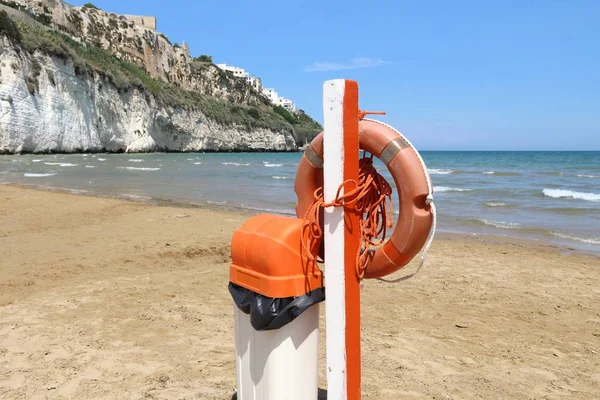 Garganon Kansallispuisto Italiassa Pizzomunno Beach Viestessä Pelastusrengaslaitteet — kuvapankkivalokuva