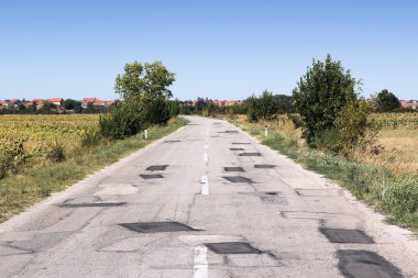 Yol yüzeyi Negotin, Sırbistan için bölgesel yol ile yamalı - zarar.