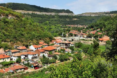 Bulgaristan 'da Veliko Tarnovo. Üç tepeye kurulmuş eski bir kasaba.