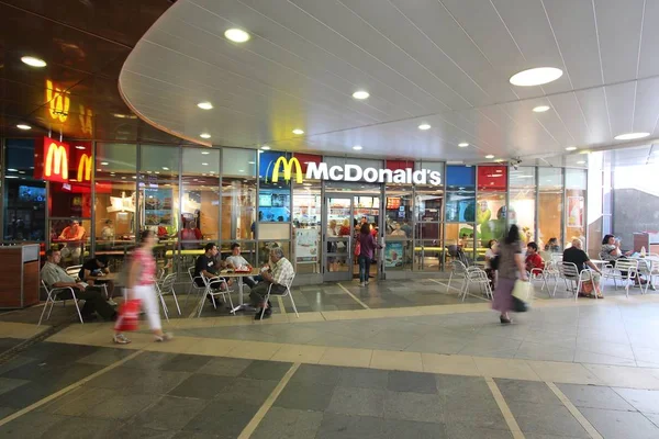 Sofia Bulgaria August 2012 Menschen Besuchen Mcdonald Fast Food Restaurant — Stockfoto