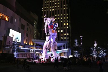 TOKYO, JAPONYA - 2 Aralık 2016: İnsanlar Odaiba, Tokyo 'daki Mobil Takım Elbiseli Gundam dev robot heykelini ziyaret ediyor. 18 metre uzunluğundaki anime robotu 2017 'de daha büyük bir robotla değiştirilecek..