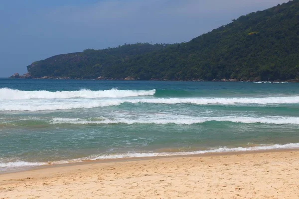 在巴西 哥斯达黎加佛得角 绿色海岸 在附近帕拉特林达迪海滩 里约热内卢的状态 查看与玛塔王者雨林小山 — 图库照片
