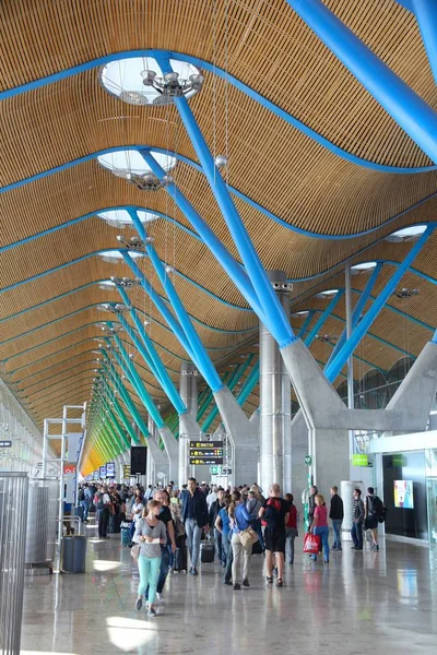Madrid Spain October 2014 Passengers Visit Terminal Madrid Barajas Airport — Stock Photo, Image