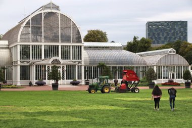 Göteborg, İsveç - 27 Ağustos 2018: İnsanlar Gothenburg Botanik Bahçesi İsveç'te ziyaret edin. Avrupa'nın en büyük botanik bahçeleri ile 175 hektarlık biridir.