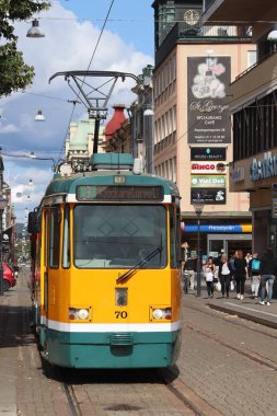 Norrkoping, İsveç - 25 Ağustos 2018: Toplu ulaşım tramvay görünümü Norrkoping, İsveç. Norrkoping 137,326 nüfusa sahip İsveç'in 8 en büyük yerleşim yeri.