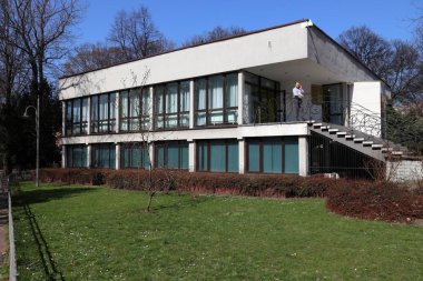 Chorzow, Polonya - 7 Nisan 2018: Kişi sivil kayıt ofisi (Urzad Stanu Cywilnego) Chorzow, Polonya ziyaret etti. Doğum, ölüm ve evlilik kayıt ofisten arıyorlar.