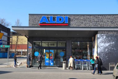 Chorzow, Polonya - 7 Nisan 2018: İnsanlar Aldi süpermarket Chorzow, Polonya ziyaret edin. Aldi 10.000 mağazaları 20 ülkede bulunuyor..