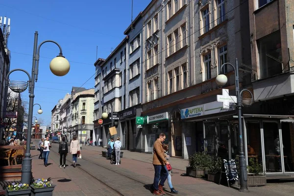 Chorzow Polen April 2018 Menschen Besuchen Die Wolnosci Straße Chorzow — Stockfoto