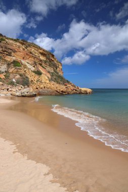 Portekiz Atlantik sahil peyzaj Algarve bölgesi. Burgau kumlu plaj.