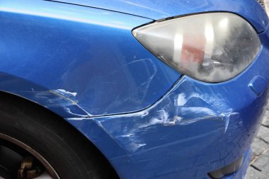 Genel araba ön kanat üzerinde çizik boya ile. Küçük bir kaza sonucu - fender bender.
